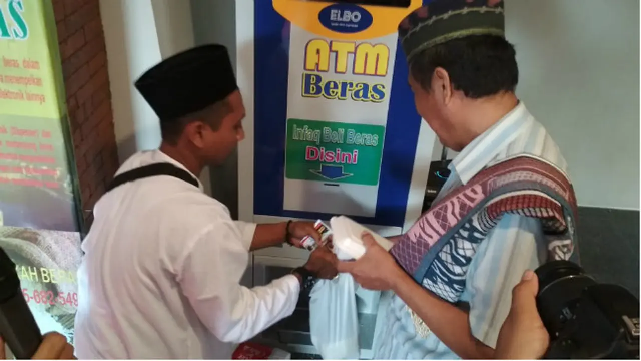 Masjid di Kediri Ini Dilengkapi Fasilitas Wifi, Minuman dan ATM Beras Gratis