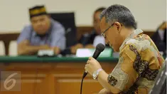 Mantan Ketua PTUN Medan, Tripeni Irianto Putro tertunduk saat menjadi saksi dalam sidang lanjutan dugaan suap hakim dan panitera PTUN Medan dengan terdakwa Syamsir Yusfan di Pengadilan Tipikor Jakarta, Kamis (1/10/2015). (Liputan6.com/Helmi Fithriansyah)