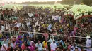 Ratusan ribu tamu undangan memadati acara kawin massal yang dihelat di Surat, India, Minggu (6/12). Menurut kabar untuk 151 pasangan menghabiskan biaya sebesar 50 juta rupe atau Rp 10,3 miliar. (AFP PHOTO)