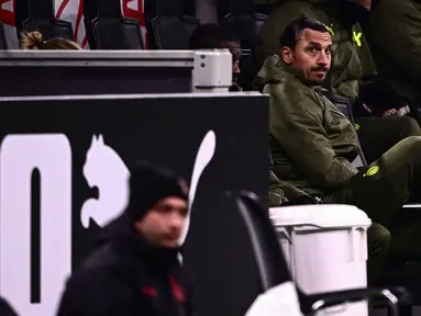 Pemain AC Milan, Zlatan Ibrahimovic saat berada di bangku cadangan dalam pertandingan lanjutan pekan ke-22 Serie A musim 2022/2023 melawan Torino yang berlangsung di San Siro, Milan, Sabtu (11/2/2023) dini hari WIB. Zlatan Ibrahimovic untuk pertama kalinya masuk dalam daftar susunan pemain AC Milan musim 2022/2023. (AFP/Marco Bertorello)