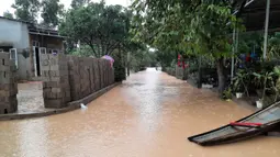 Area permukiman terendam banjir setelah hujan deras mengguyur Provinsi Quang Tri, Vietnam, 20 Oktober 2020. Bencana alam menyebabkan 105 orang tewas dan 27 lainnya hilang di sejumlah wilayah tengah dan dataran tinggi tengah Vietnam sejak awal Oktober. (Xinhua/VNA)