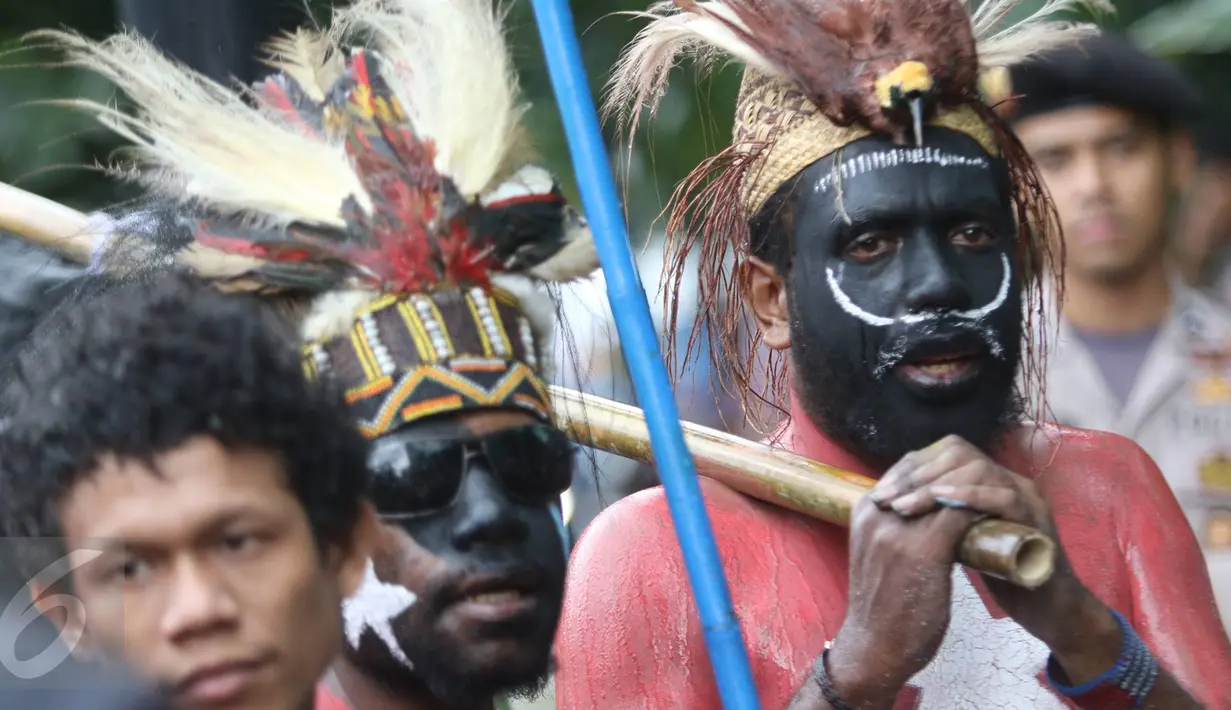 Massa mengecat wajahnya saat berunjuk rasa di depan kantor PT Freeport Indonesia, Jakarta, Senin (20/3). Para pendemo ini ada yang datang dari Papua, dan ada juga mahasiswa asal Papua yang berada di Jakarta. (Liputan6.com/Immanuel Antonius)