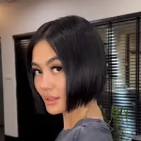 Tak hanya model rambut, Agnez Mo juga mewarnai rambutnya menjadi gelap yaitu hitam. Membuat wajahnya tampak begitu fresh dan awet muda. [@kierelippens]