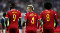 INDAH - Radja Nainggolan sukses mencetak gol indah ke gawang timnas Prancis di laga persahabatan. (REUTERS/Benoit Tessier)