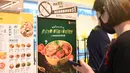 Berbagai peralatan makan plastik sekali pakai dan produk plastik lainnya kini dilarang untuk dijual atau dibawa pulang. (Peter PARKS / AFP)