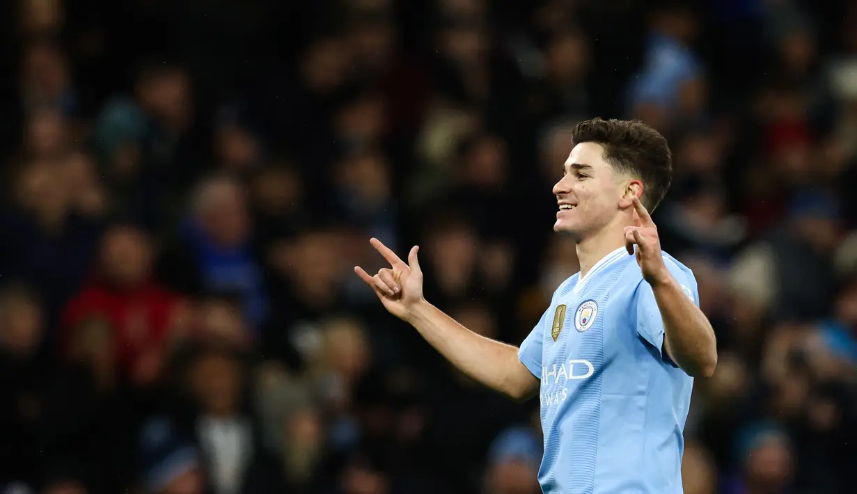 Pemain Manchester City, Julian Alvarez, melakukan selebrasi setelah mencetak gol ke gawang Burnley pada laga Liga Inggris di Stadion Etihad, Kamis (1/2/2024). Berkat hasil ini, Manchester City kembali ke peringkat dua klasemen dengan perolehan poin 46. Sementara itu, Burnley semakin terpuruk di peringkat 19 dengan poin 12. (AFP/Darren Staples)