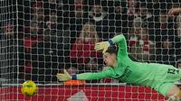 Aksi Kepa Arrizabalaga dalam laga Carabao Cup antara  Arsenal vs Crystal Palace, Rabu (24/12/2025). (AP Photo/Kin Cheung)