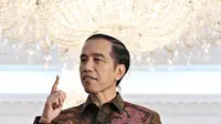 Presiden Jokowi berbincang selama Wawancara khusus di Istana Merdeka, Jakarta, Jumat (16/10/2015). Wawancara berhubungan dengan Pemerintahan Jokowi-JK genap berusia satu tahun pada 20 Oktober 2015 nanti. (Liputan6.com/Immanuel Antonius))