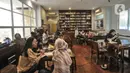 Sejumlah orang membaca buku koleksi perpustakaan Baca Di Tebet di Tebet, Jakarta Selatan, Minggu (29/5/2022). Perpustakaan Baca Di Tebet yang didirikan pada Februari lalu menjadi alternatif bagi warga yang membutuhkan ruang literasi dan diskusi dengan suasana nyaman sekaligus meningkatkan minat baca bagi generasi milenial yang dilengkapi sekitar 25.000 buku. (merdeka.com/Iqbal S Nugroho)