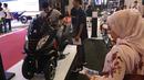 Pengunjung menjajal motor dalam pameran Indonesia Motorcycle Show (IMOS) 2018 di JCC, Jakarta, Rabu (31/10). Selain pameran, IMOS 2018 juga akan memberikan ruang edukasi berbagai hal mengenai otomotif. (Liputan6.com/Angga Yuniar)