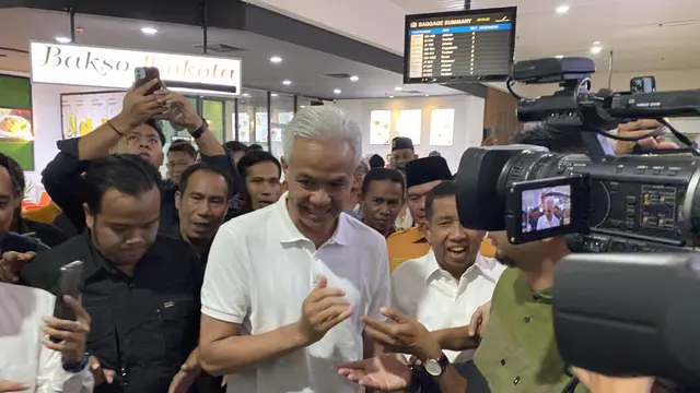 Ratusan masyarakat berkumpul di Bandar Udara Internasional Sultan Aji Muhammad Sulaiman Sepinggan, Kota Balikpapan, Provinsi Kalimantan Timur, pada Selasa (5/12/2023) menyambut capres Ganjar Pranowo.