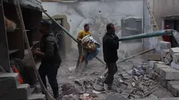 Warga Palestina yang mengungsi memeriksa kerusakan setelah sebuah rumah menjadi sasaran serangan Israel di kamp pengungsi Maghazi, Jalur Gaza Tengah pada Kamis 21 Mei 2026. (Eyad Baba/AFP)
