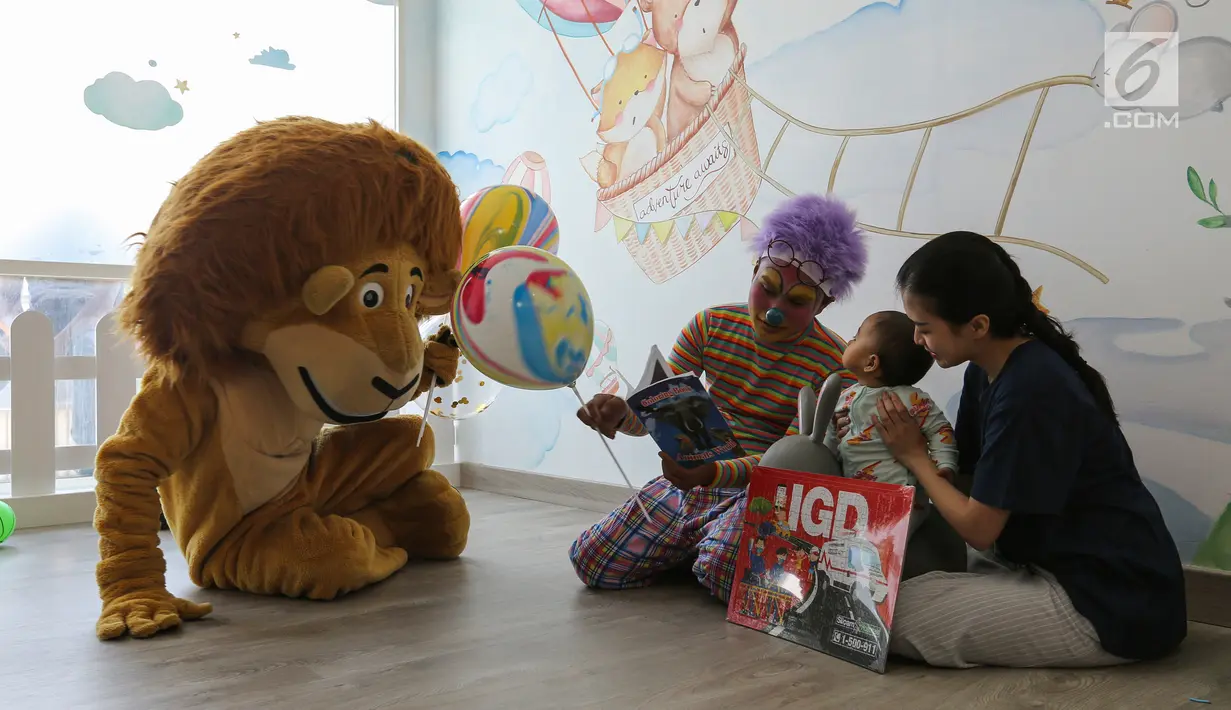 Badut berkostum singa menghibur pasien anak di Siloam Hospitals ASRI, Jakarta, Selasa (23/7/2019). Kegiatan customer centric initiatives untuk memperingati Hari Anak Nasional bertujuan menciptakan pengalaman positif pasien selama menjalani perawatan di rumah sakit. (Liputan6.com/Fery Pradolo)