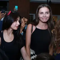 Gulcin Tuncok dan Selin Sezgin bersama para pemain 'Elif' lainnya mengisi acara HUT SCTV ke-25 dalam sebuah mini drama musikal. (Deki Prayoga/Bintang.com)