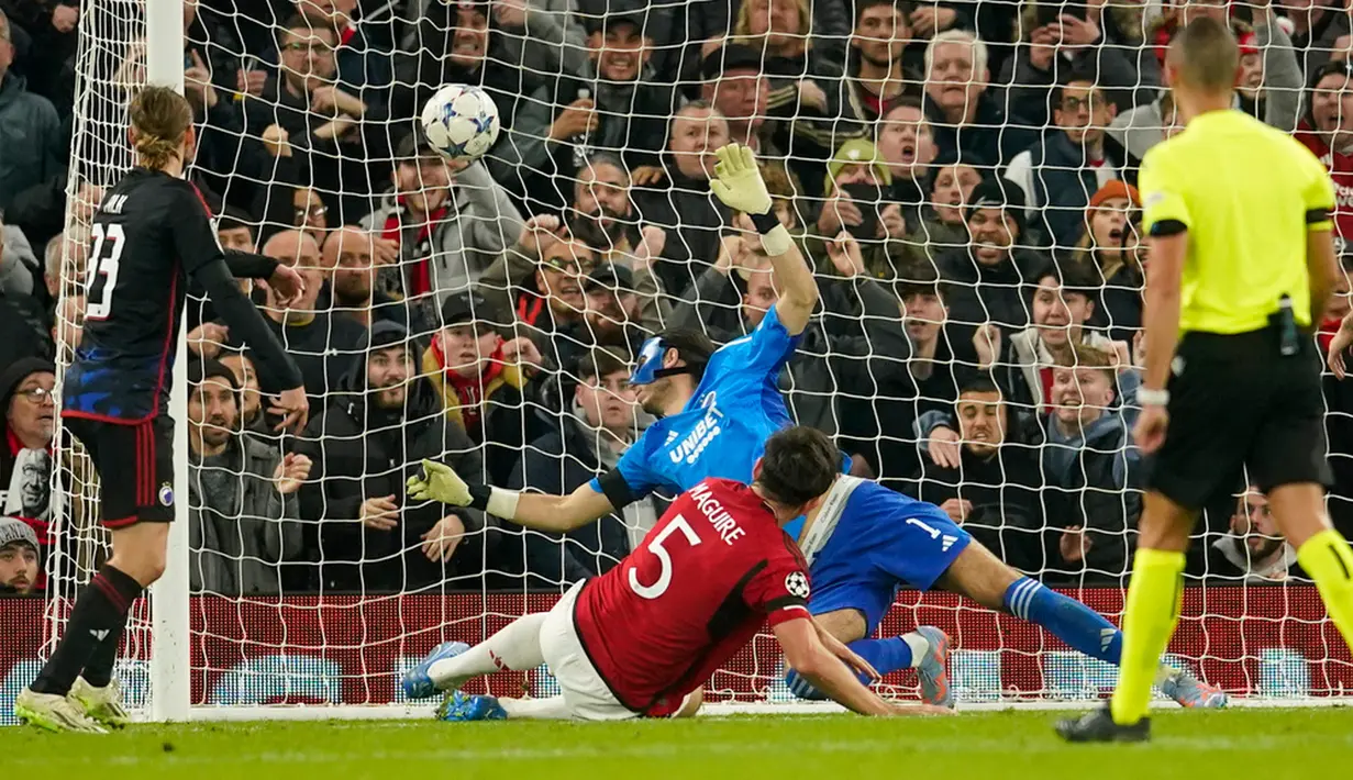 <p>Manchester United (MU) menyelamatkan tiga poin saat menang 1-0 atas FC Copenhagen pada matchday ketiga Grup A Liga Champions. Satu-satunya gol MU dicetak oleh Harry Maguire pada menit ke-72. (AP Photo/Dave Thompson)</p>