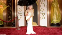 Menjelang penyerahan piala Oscar 2014, wilayah Los Angeles diguyur hujan. Namun, para bintang tetap tampil dengan fashion terbaik mereka.