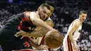 Toronto Raptors center, Jonas Valanciunas (17) berebut bola dengan Miami Heat center, Hassan Whiteside (21) pada NBA Playoffs 2016 di American Airlines Arena, Miami, Florida (10/5/2016). (Mandatory Credit: Steve Mitchell-USA TODAY Sports)