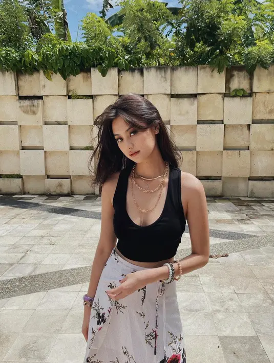 Stunning! Kali ini Gege memadukan knit tanktop warna hitam dan wrap skirt motif floral yang cantik.  [Foto: IG/gegeelisa94].