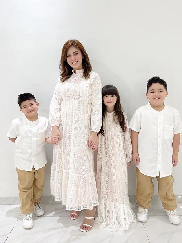 Dhena Devanka Bareng Tiga Anaknya