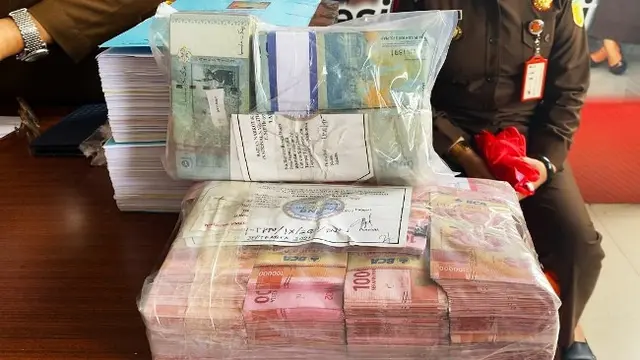 Uang miliaran rupiah diduga hasil jualan narkoba dari mantan pegawai Lapas Bengkalis saat dibawa ke Kejari Pekanbaru.