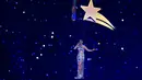 Katy Perry saat diangkat setinggi 50 kaki dengan sebuah perkakas mekanis sambil bernyanyi di ajang Super Bowl XLIX Halftime Show di University of Phoenix Stadium, Arizona, Amerika Serikat, Minggu (1/2/2015). (Andrew Weber-USA TODAY Sports)