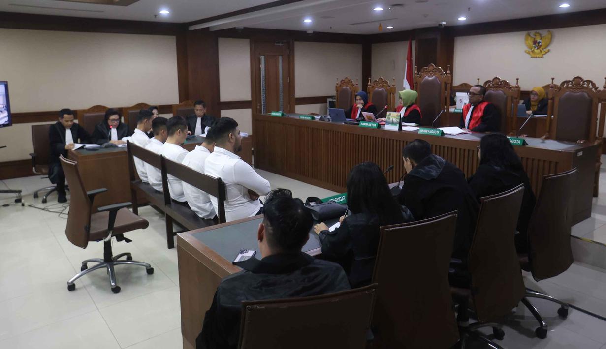 Dalam tuntutannya, JPU meminta majelis hakim Pengadilan Negeri (PN) Jakarta Pusat menghukum terdakwa Muhammad Amar Akbar atau Ammar Zoni dengan pidana 9 tahun penjara dan denda sejumlah Rp 500 juta subsider 140 hari. Tampak dalam foto, pesohor, Muhammad Ammar Akbar alias Ammar Zoni (tengah), saat mengikuti sidang lanjutan terkait kasus peredaran narkotika di lingkungan Rutan Salemba, Pengadilan Negeri Jakarta Pusat, Kamis (12/3/2026). (Kapanlagi.com/Budy Santoso)