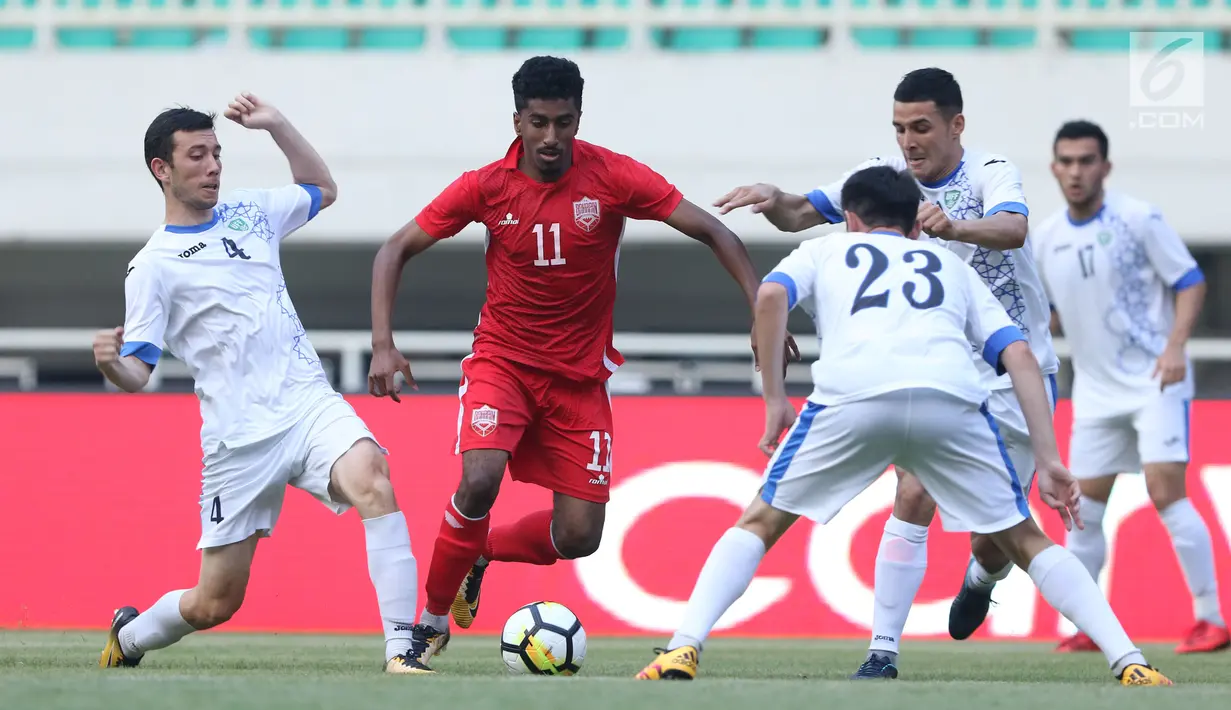 Pemain depan Bahrain, Abdulaziz Almansoori (kedua kiri) berusaha lolos dari kepungan pemain Uzbekistan pada laga PSSI Anniversary Cup 2018 di Stadion Pakansari, Kab Bogor, Senin (30/4). Laga kedua tim berakhir imbang 3-3. (Liputan6.com/Helmi Fithriansyah)