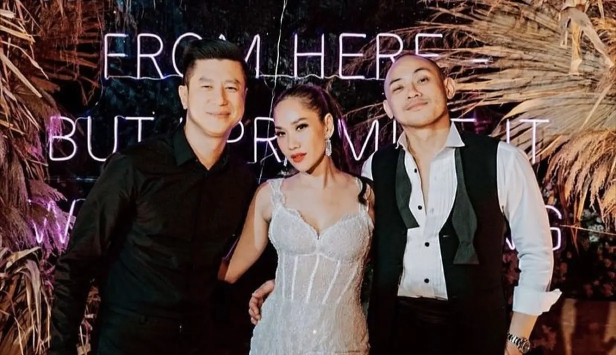 Untuk makeup, BCL memilih riasan glam dengan lipstik merah menyala. Sesuai dengan konsep dress yang dikenakan. [@iyap]