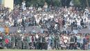Suporter tumpah ruah hingga ke lapangan saat menyaksikan pertandingan antara Perserang Serang melawan Persib Bandung pada laga uji coba di Stadion Maulana Yusuf, Serang, Kamis (1/3/2018). Persib menang 6-0 atas Perserang. (Bola.com/M Iqbal Ichsan)
