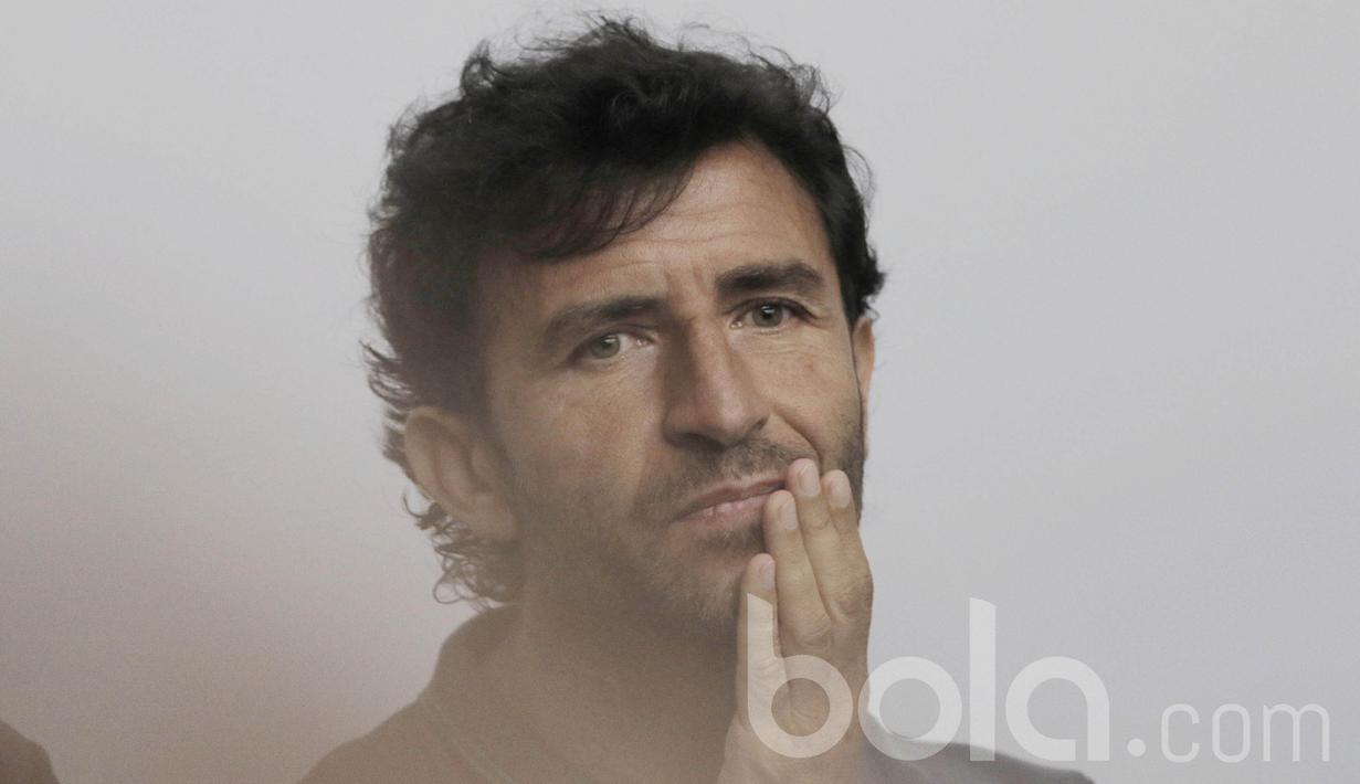 Pelatih Timnas Indonesia, Luis Milla, menghadiri jumpa pers. Saat ini Timnas U-22 sudah berkumpul di Karawaci, Kamis (16/3/2017), dan akan menjalani pemusatan latihan dari 17 hingga 25 Maret. (Bola.com/M Iqbal Ichsan)