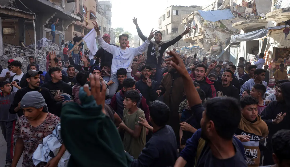 Warga Palestina mengambil bagian saat berunjuk rasa memprotes Hamas dan menyerukan diakhirinya perang dengan Israel, di Beit Lahia di Jalur Gaza utara pada 26 Maret 2025. (Foto oleh AFP)