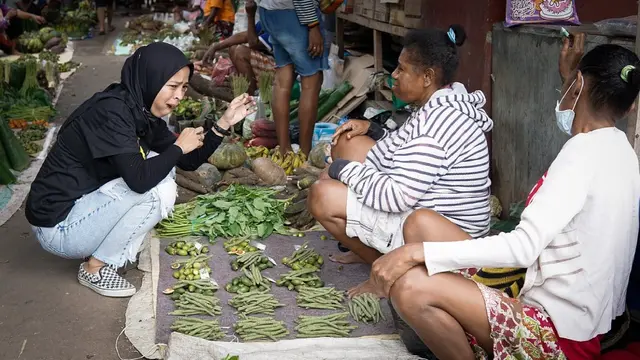 6 Potret Tantri Kotak Saat Cari Pinang di Pasar Jayapura, Curi Perhatian