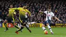  Pemain Tottenham Hotspurs, Erik Lamela (kanan) melakukan tembakan ke arah gawang Watford yang berbuah gol pada anjutan Liga Premier Inggris di Stadion Vacarage Road, Inggris, Selasa (29/12/2015) dini hari WIB. Spurs menang 2-1. (Reuters/Matthew Childs)