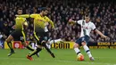  Pemain Tottenham Hotspurs, Erik Lamela (kanan) melakukan tembakan ke arah gawang Watford yang berbuah gol pada anjutan Liga Premier Inggris di Stadion Vacarage Road, Inggris, Selasa (29/12/2015) dini hari WIB. Spurs menang 2-1. (Reuters/Matthew Childs)