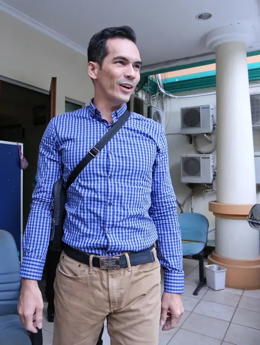 Melalui akun gosip lambe turah, beredar video liburan Atalarik Syah dengan anaknya di gelanggang. Selain itu, ada perempuan lain yang terlihat bersama dengan Atalarik. (Adrian Putra/Bintang.com)