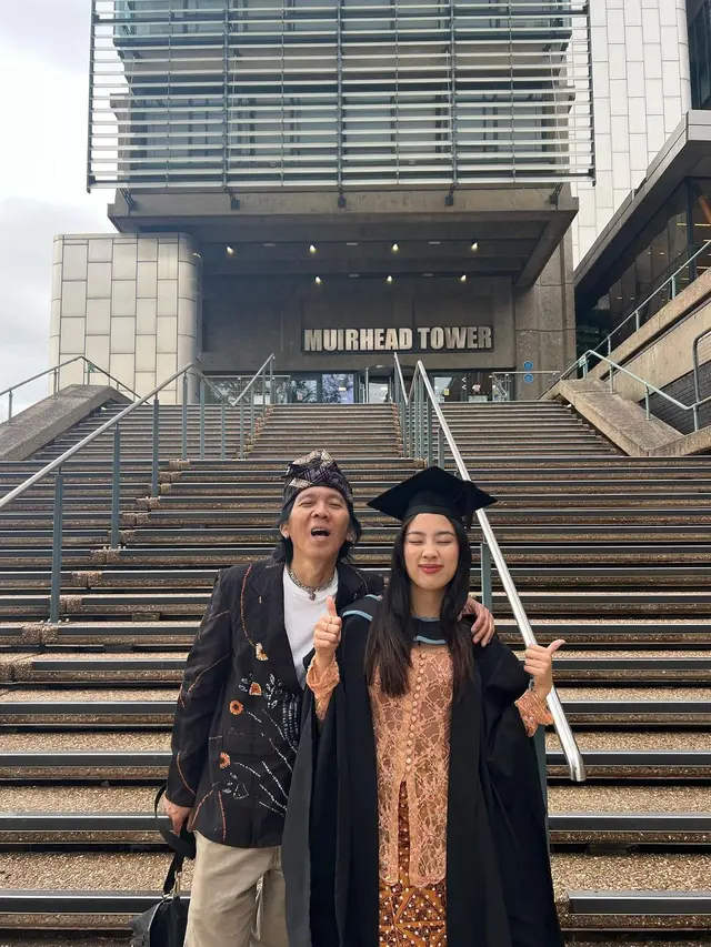 7 Momen Wisuda Mezzaluna Putri Bimbim Slank di University of Birmingham