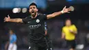 Pemain Manchester City, Sergio Aguero saat merayakan gol ke gawang Napoli pada laga Liga Champions grup F di San Paolo stadium, Naples, (1/11/2017). City menang 4-2. (AFP/Filippo Monteforte)