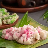 Mirip seperti bunga yang sedang mekar, kue bikang menjadi jajanan pasar yang masih eksis hingga saat ini. (Herman Suparman/shutterstock)