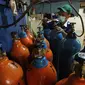 Pekerja mengisi ulang tabung oksigen medis di agen isi ulang oksigen di Cipondoh, Kota Tangerang, Kamis (24/6/2021). Permintaan tabung oksigen kebutuhan medis rumahan dan rumah sakit mengalami peningkatan hingga 100 persen sejak lonjakan kasus COVID-19 di Kota Tangerang. (Liputan6.com/Angga Yuniar)