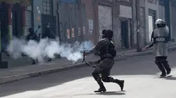 Polisi melepaskan tembakan gas air mata ke arah demonstran di La Paz, Bolivia, Selasa (21/2). Demonstran protes kebijakan baru Presiden Evo Morales terkait petani daun koka. (AP Photo / Juan Karita)