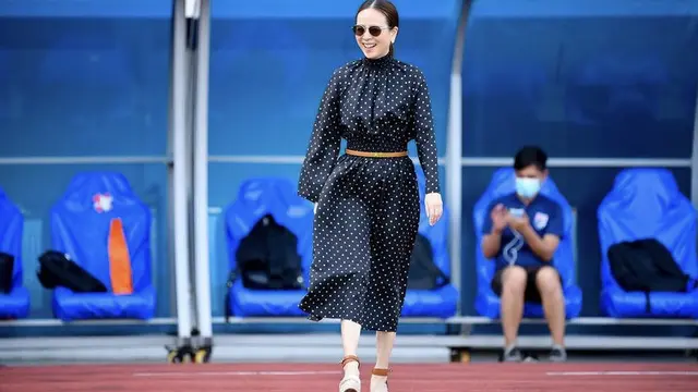 Gaya Fashionable Nualphan Lamsam, Manajer Timnas Sepak Bola Thailand di Usia 55 Tahun