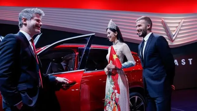 Director of Design of VinFast Dave Lyon, Miss Vietnam 2018 Tran Tieu Vy dan David Beckham menghadiri peluncuran VinFast di Paris Motor Show 2018.