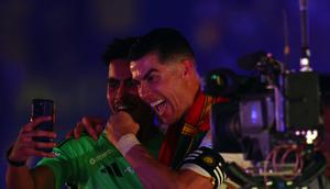 Cristiano Ronaldo usai merayakan sukses Al Nassr menjadi juara Saudi Pro League 2025/2026. (Fayez NURELDINE / AFP)