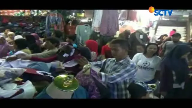 Hari Pertama Sekolah, Pedagang Seragam Diserbu Pembeli