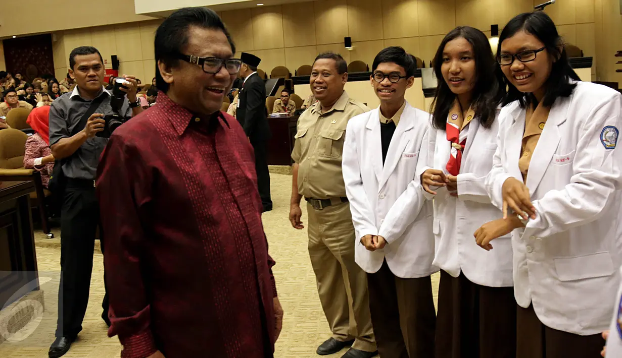 Wakil Ketua MPR Oesman Sapta berbincang dengan sejumlah siswa pada acara Sosialisasi Empat Pilar di Kompleks Parlemen, Jakarta, Rabu (30/9/2015). Acara sosialisasi empat pilar ini diikuti oleh siswa dari SMA 285 Jakarta. (Liputan6.com/Johan Tallo)