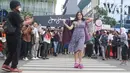 Artis Jessica Iskandar berlenggak-lenggok di zebra cross Dukuh Atas saat meramaikan Citayam Fashion Week di kawasan SCBD (Sudirman Citayam Bojong Gede Dukuh Atas), Dukuh Atas, Jakarta Pusat, Senin (25/7/2022). Jessica Iskandar tampak anggun mengenakan gaun bunga-bunga dengan luaran blazer bewarna ungu. (Liputan6.com/Herman Zakharia)
