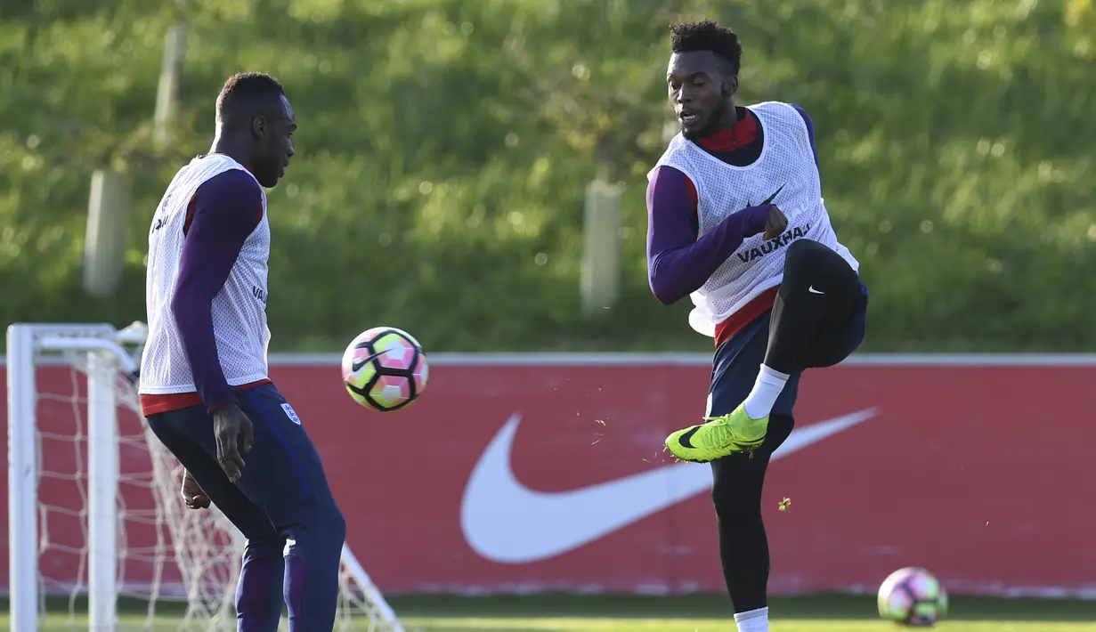 Daniel Sturridge (kanan) dan Michail Antonio tengah berlatih pada sesi latihan persiapan melawan Malta di St George's Park,  Burton-upon-Trent, (4/10/2016). AFP/Paul Ellis)
