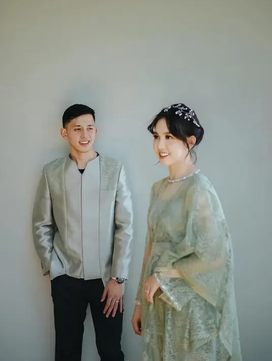 Setelah lama menjalin hubungan akhirnya Pebulutangkis Rian Ardianto resmi melamar kekasihnya Ribka Sugiarto pada (23/12/2023) yang digelar di kediaman Ribka Sugiarto di Karanganyar, Jawa Tengah. [@rvsdphoto]