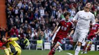 Striker Real Madrid, Cristiano Ronaldo, gagal mencetak gol melalui penalti pada menit ke-24 saat melawan Real Sociedad dalam lanjutan La Liga di Santiago Bernabeu, Rabu (30/12/2015) malam WIB. (REUTERS/Juan Medina)