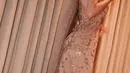 Enzy tampil menawan dalam dress pesta bersiluet halter dengan aksen sayap di bagian belakangnya. [Foto: Instagram @enzystoria]